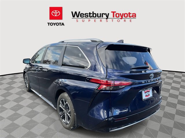 Used 2025 Toyota Sienna Platinum image 9