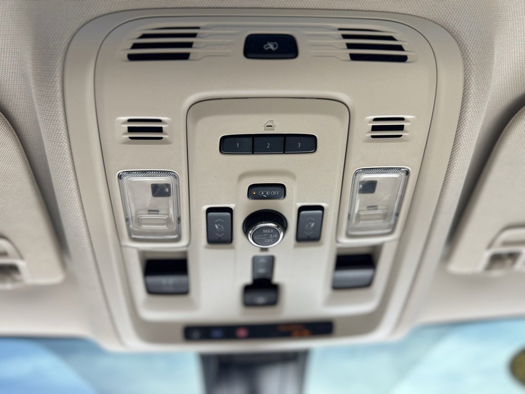 Used 2021 GMC Yukon XL Denali w/ Denali Premium Package image 18