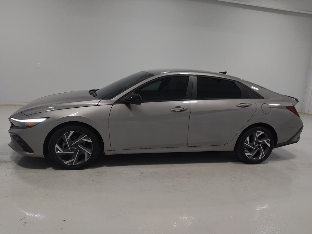 Used 2025 Hyundai Elantra Sport FWD image 2