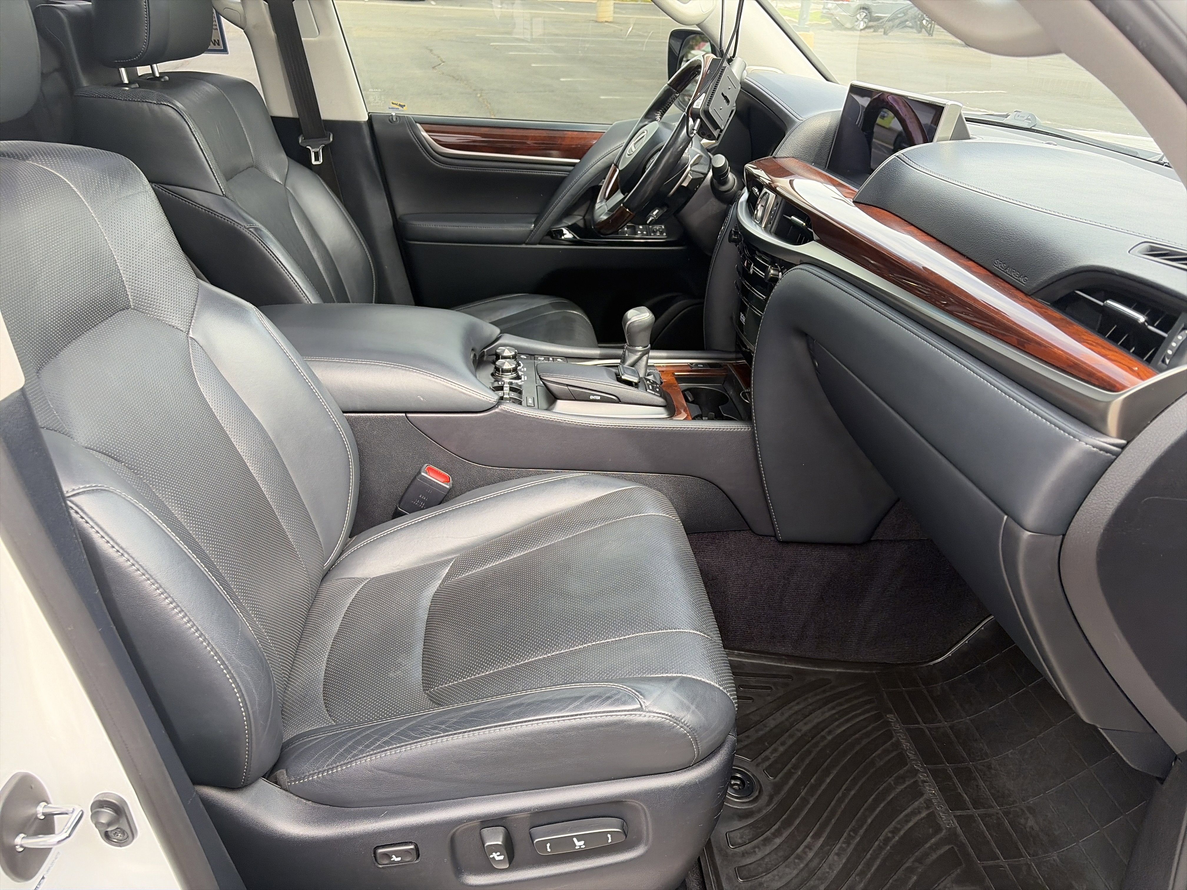 Used 2016 Lexus LX 570 4WD w/ Luxury Package image 38