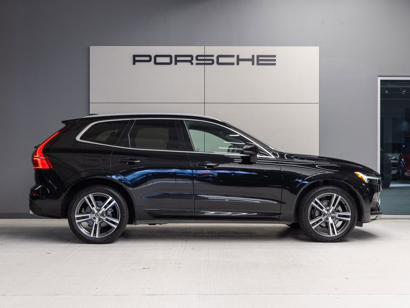 Used 2021 Volvo XC60 T5 Momentum w/ Premium Package FWD image 8