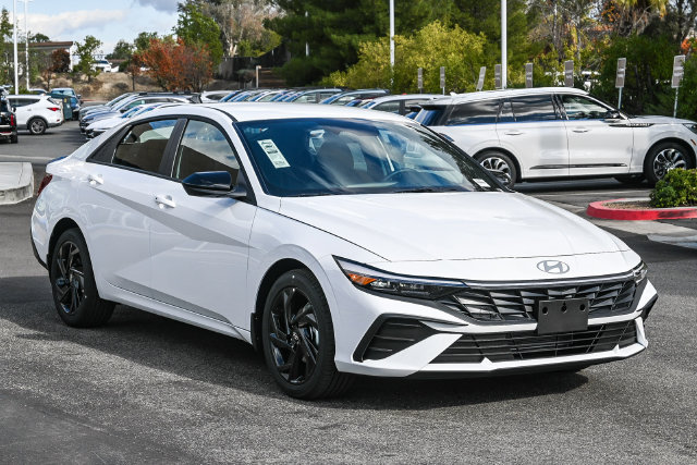 Used 2026 Hyundai Elantra Sport FWD image 3