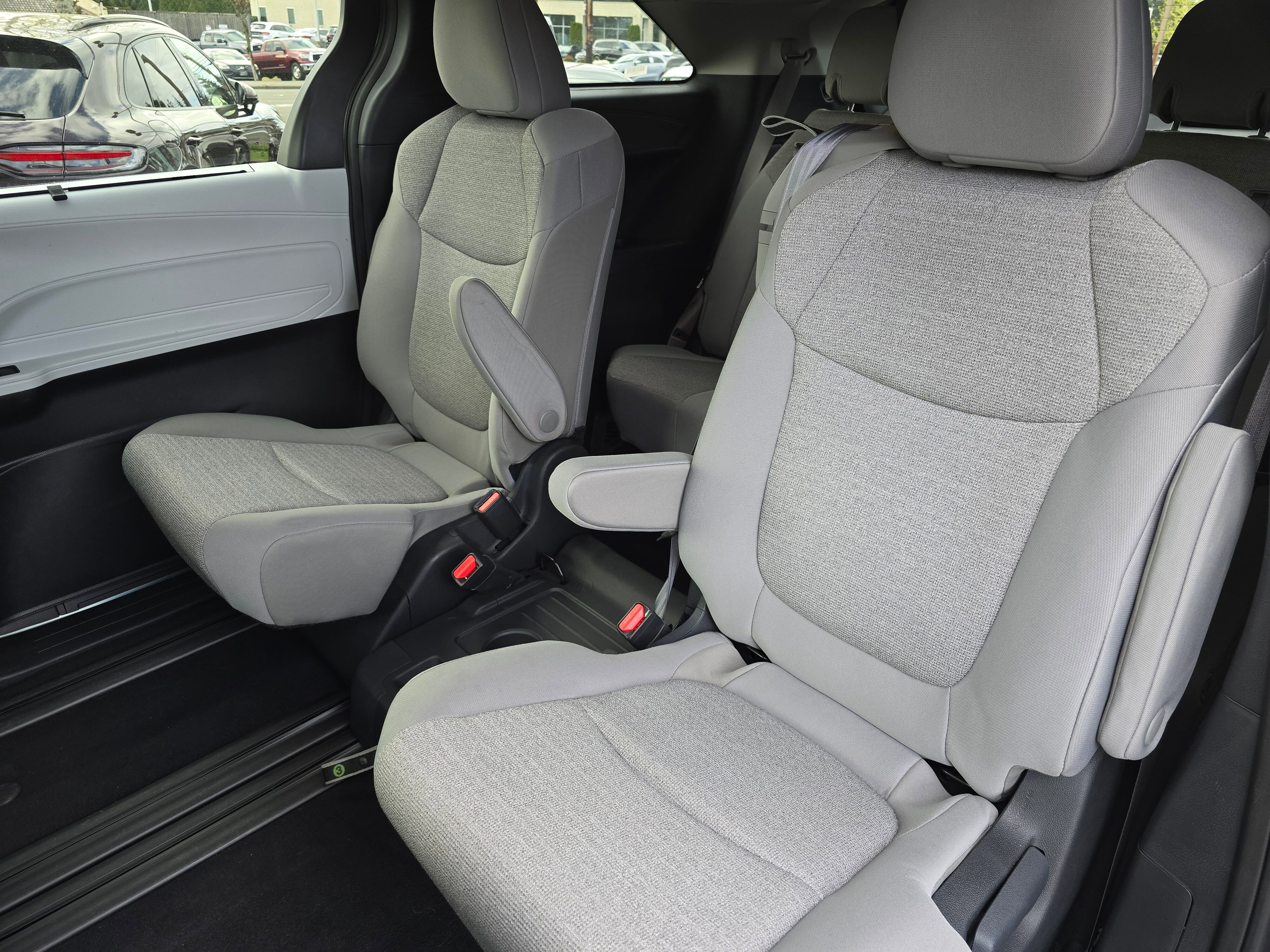 Used 2025 Toyota Sienna LE FWD image 17
