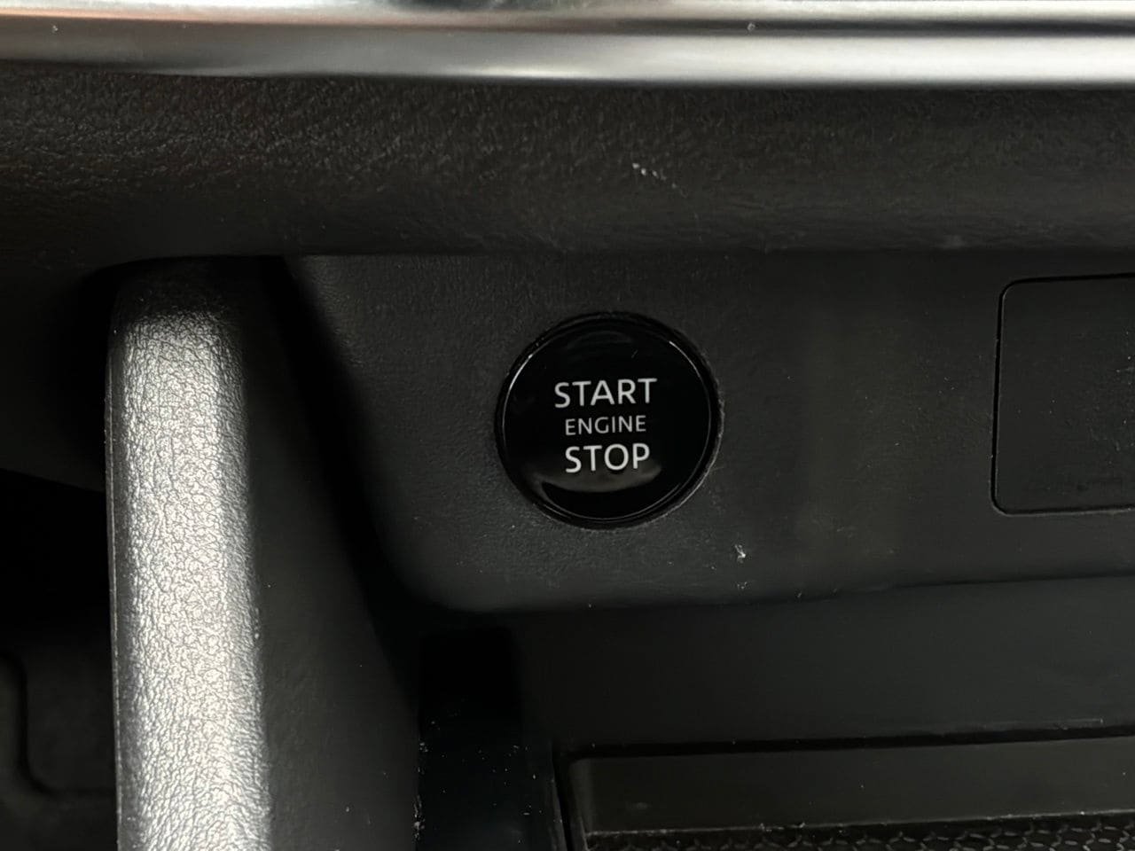 Used 2025 Nissan Rogue SV FWD image 29