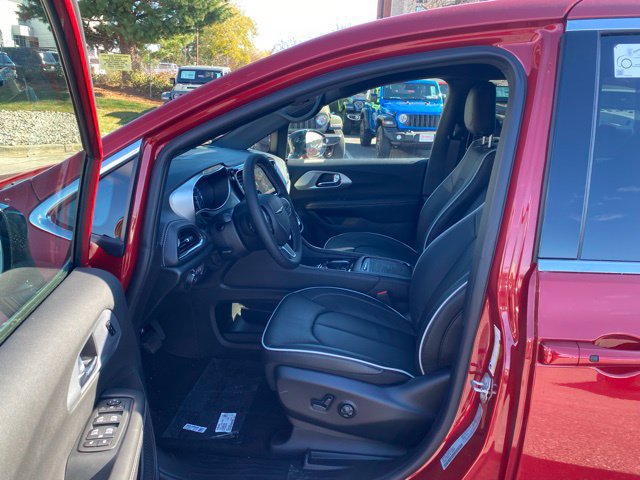 New 2026 Chrysler Pacifica Limited w/ Uconnect Theater Family Group AWD/4WD image 16