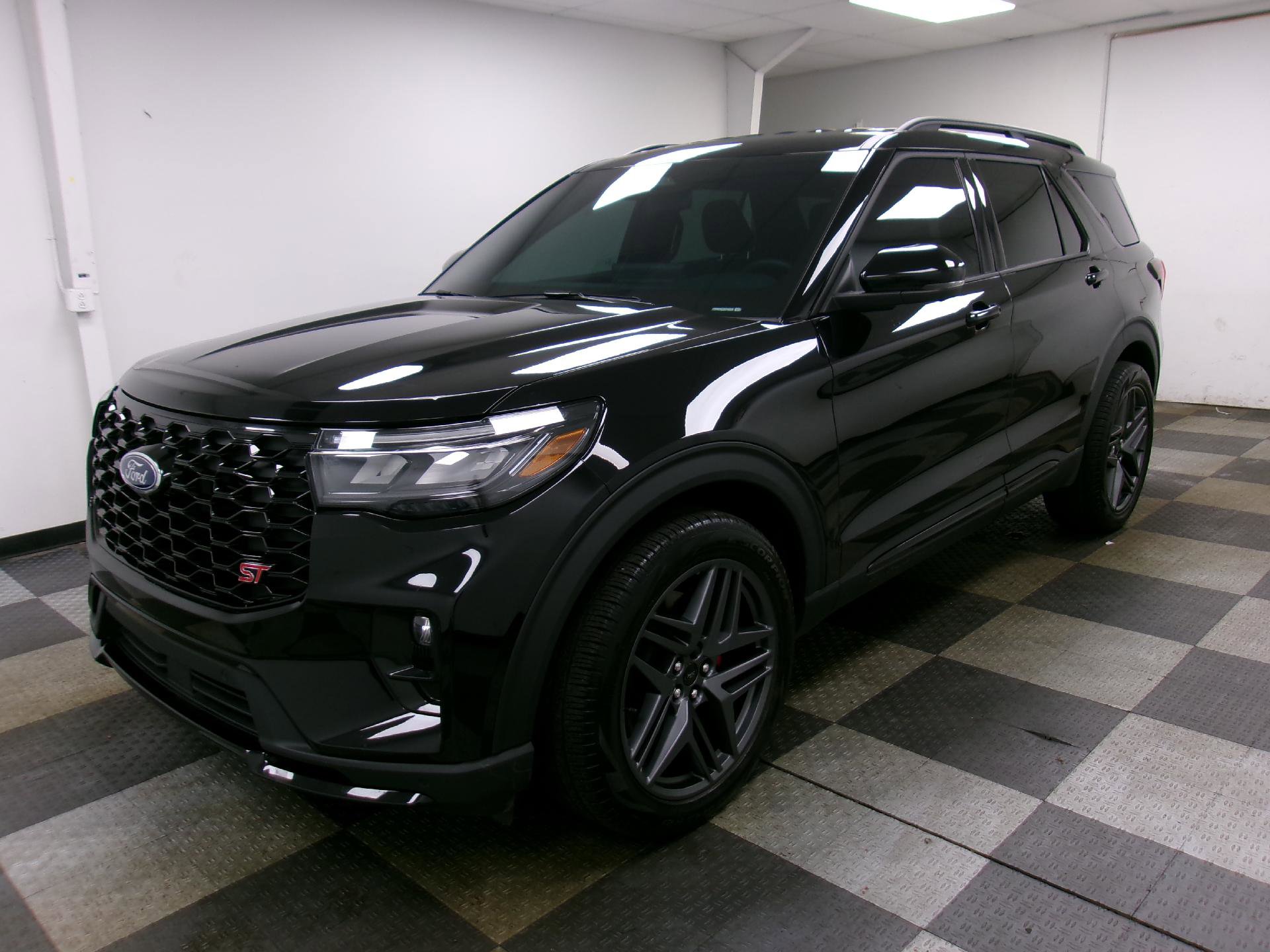 Used 2025 Ford Explorer ST image 1