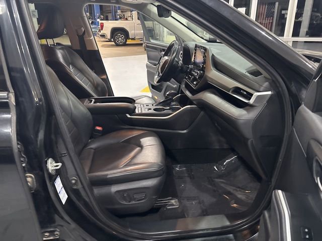 Used 2021 Toyota Highlander XLE image 35