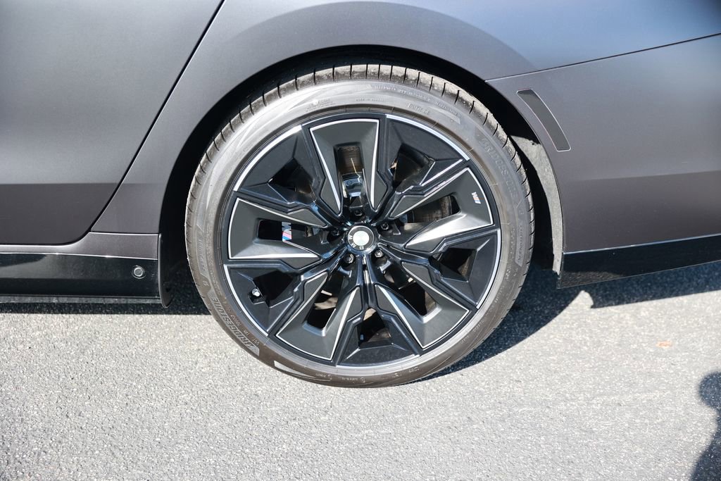 Used 2025 BMW i7 xDrive60 w/ Executive Package image 10