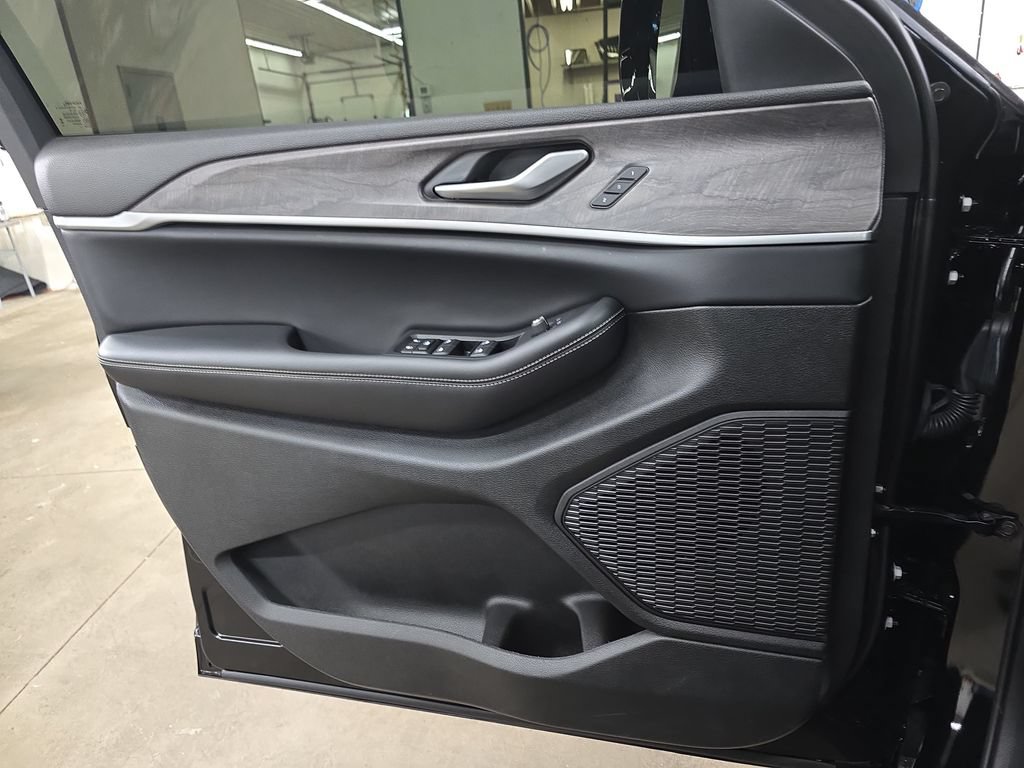 Certified 2023 Jeep Grand Cherokee Limited AWD/4WD image 28