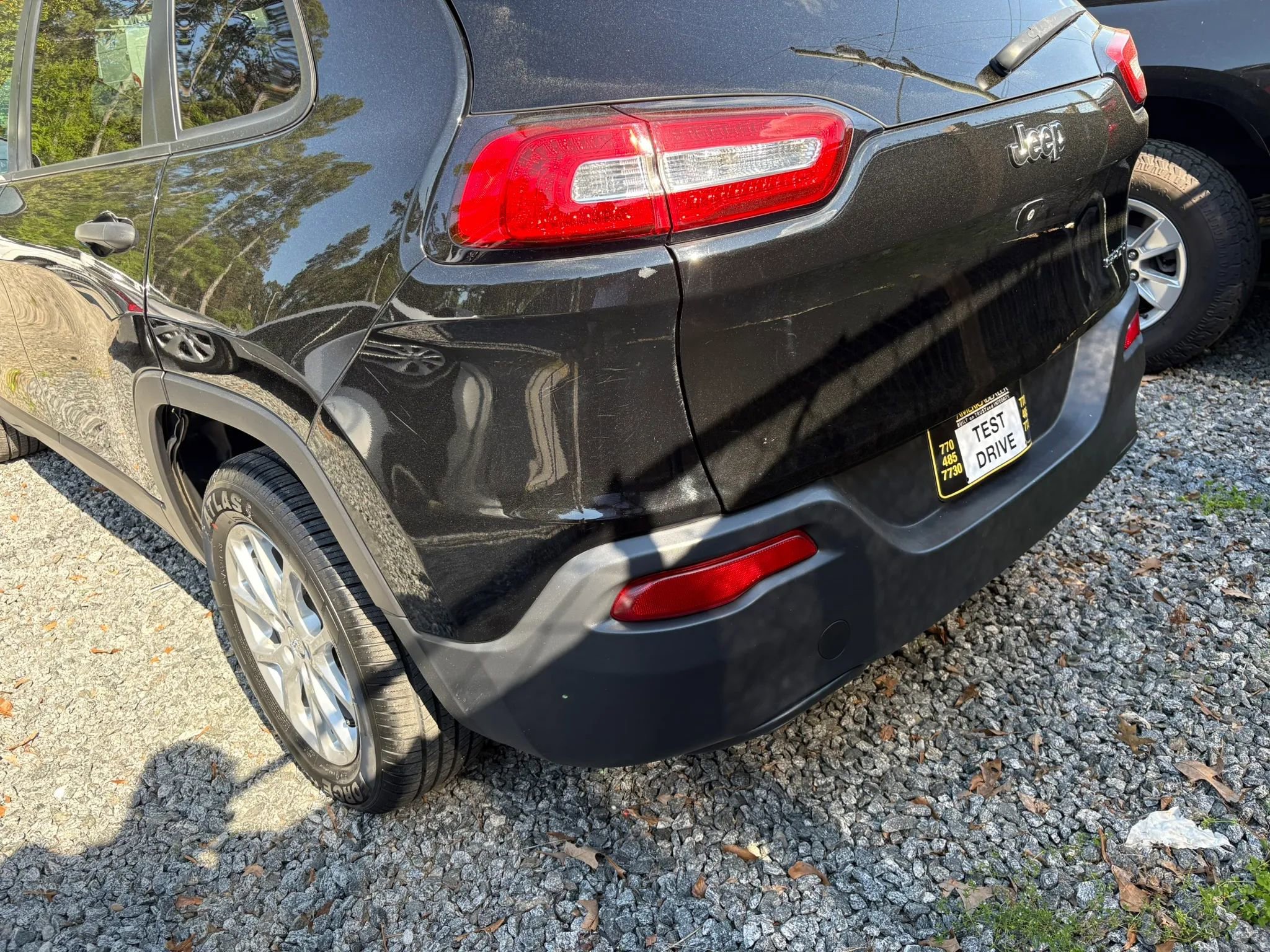 Used 2017 Jeep Cherokee Sport FWD image 5