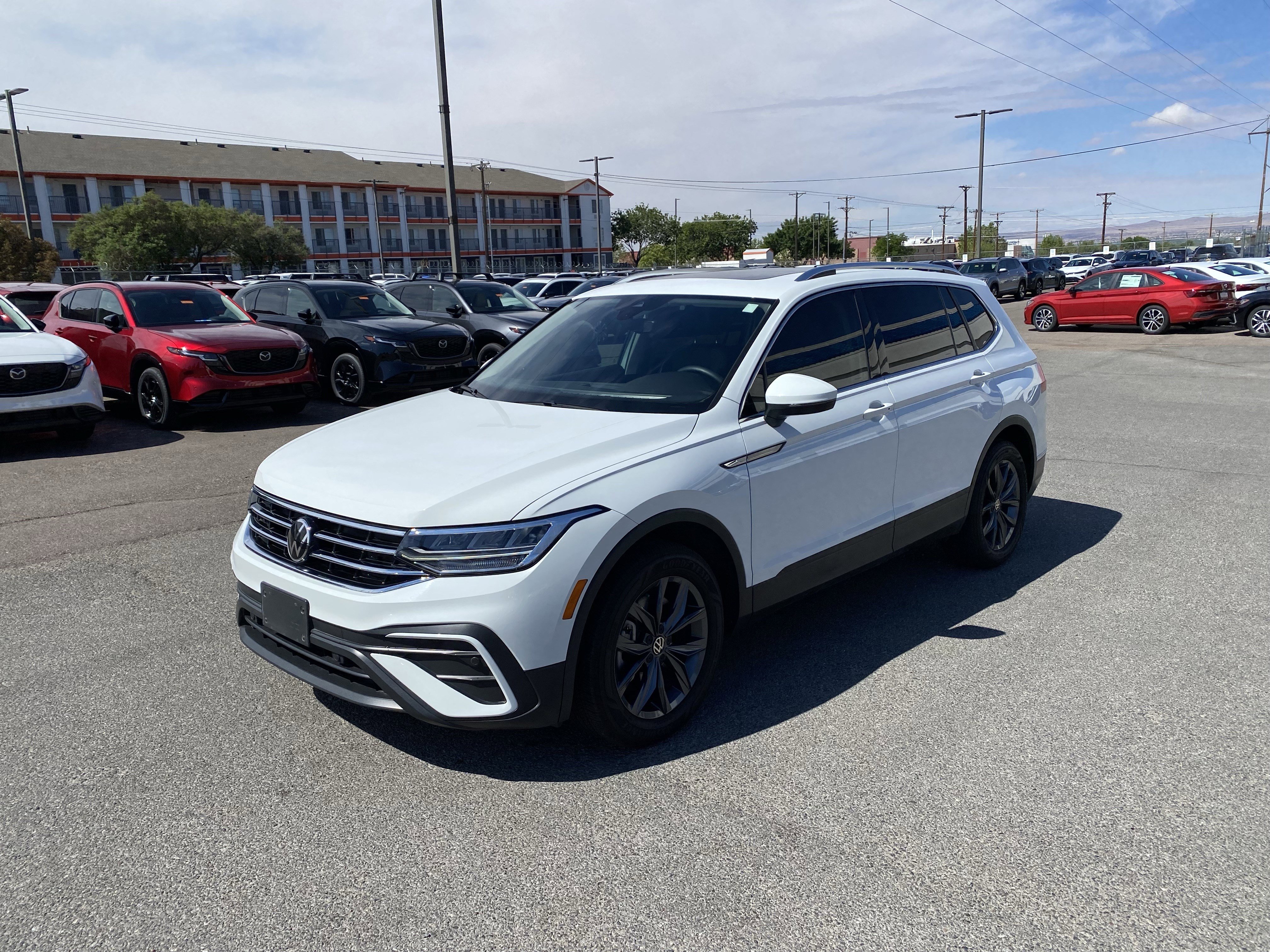 Used 2022 Volkswagen Tiguan SE w/ Panoramic Sunroof Package FWD image 9
