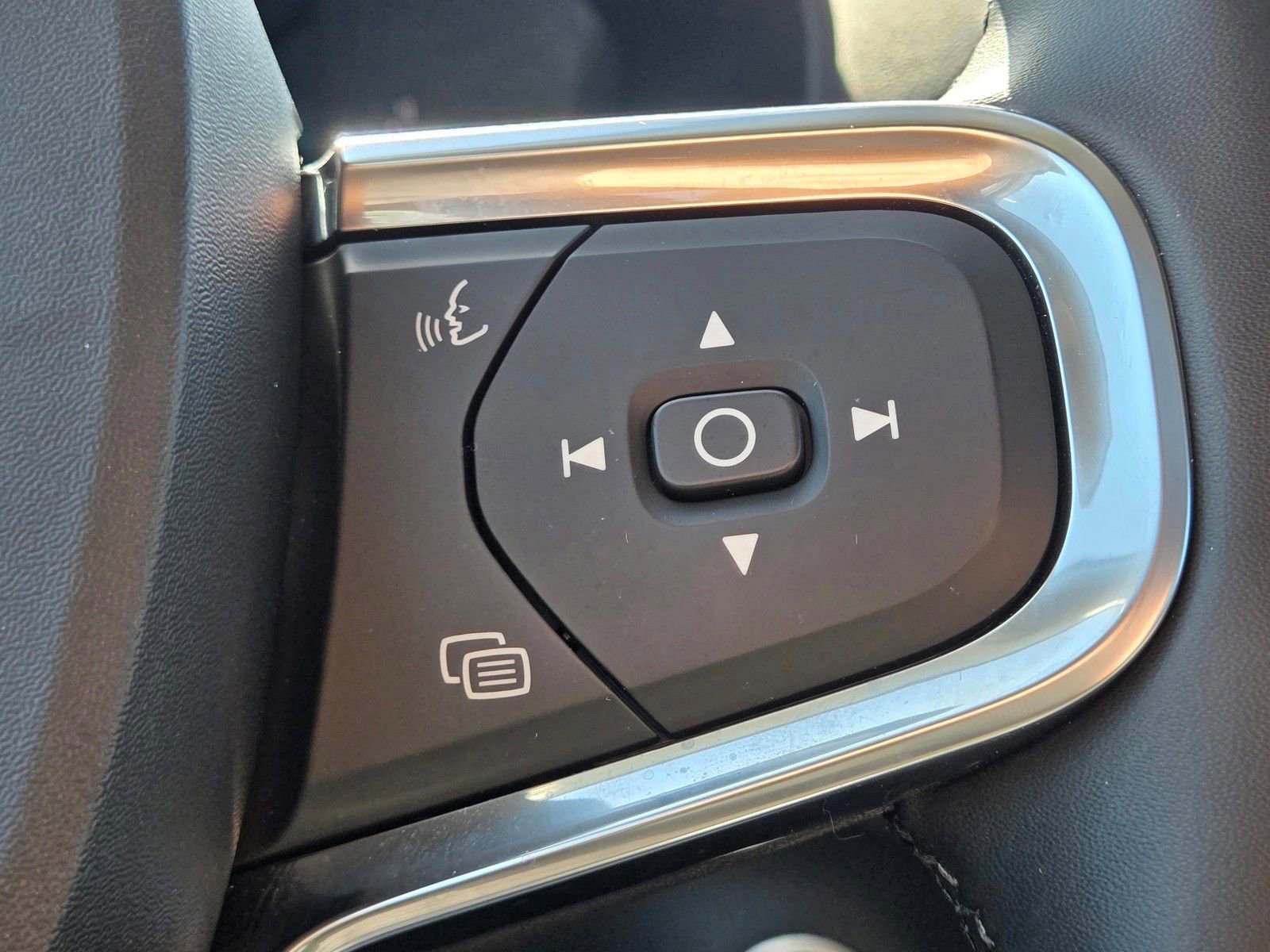 Used 2025 Volvo XC40 B5 Plus image 26