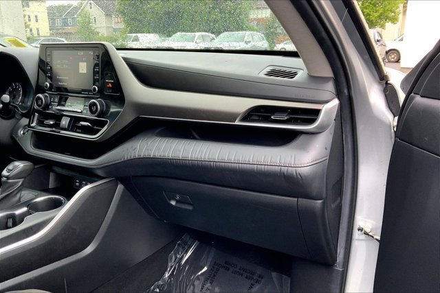 Used 2022 Toyota Highlander LE AWD/4WD image 16