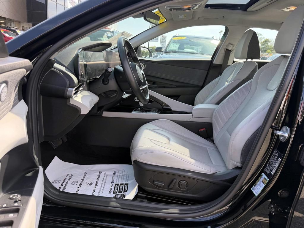 Certified 2023 Hyundai Elantra Limited FWD image 9
