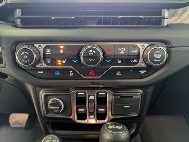 Used 2025 Jeep Wrangler Unlimited Sahara AWD/4WD image 20