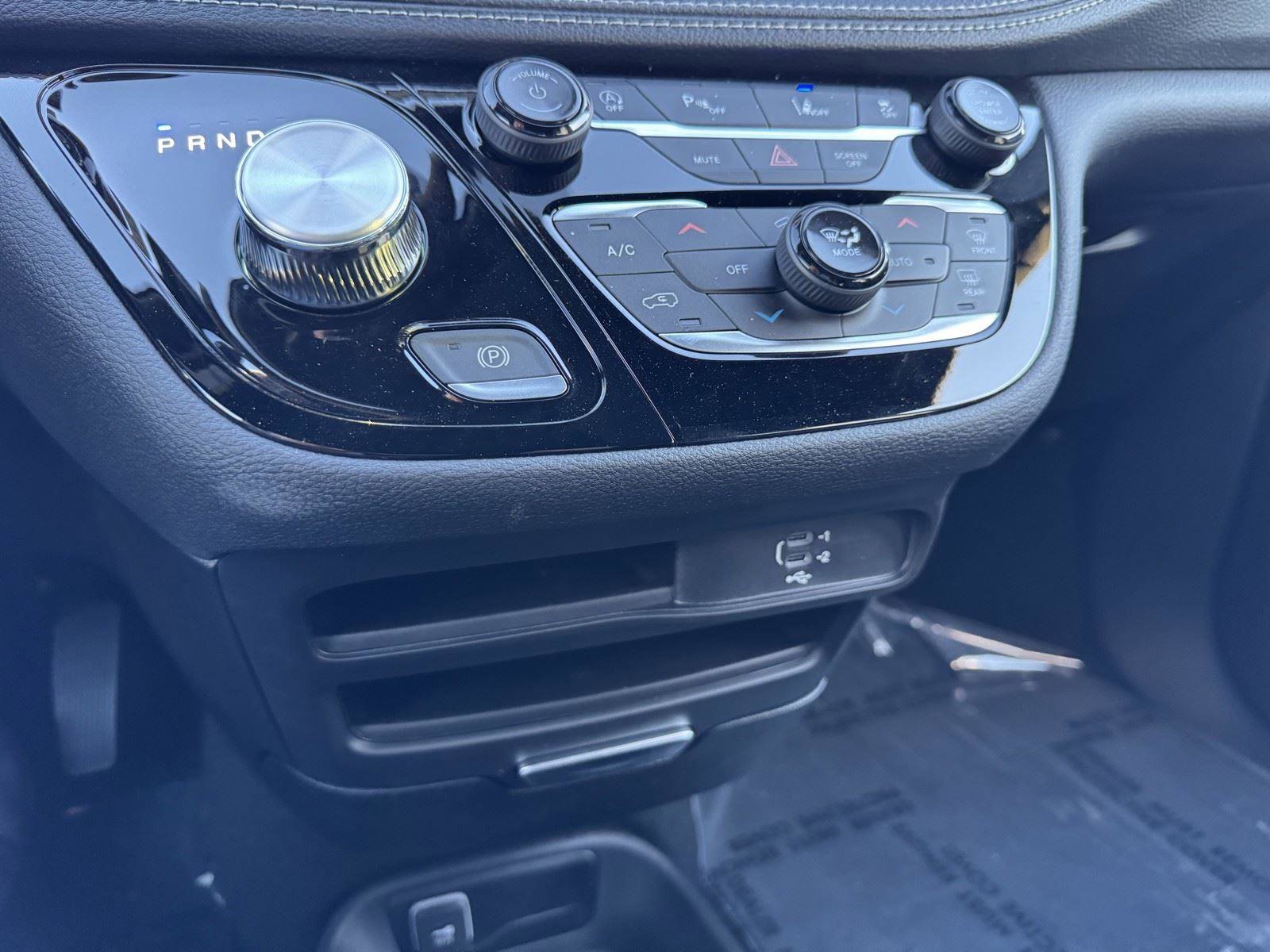 New 2026 Chrysler Pacifica Select FWD image 19