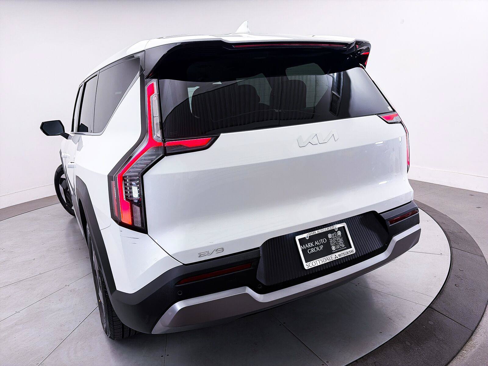 Used 2024 Kia EV9 Light Long Range RWD image 4