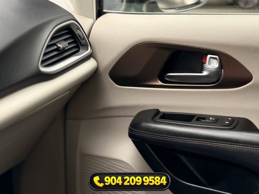 Used 2019 Chrysler Pacifica Touring-L image 19