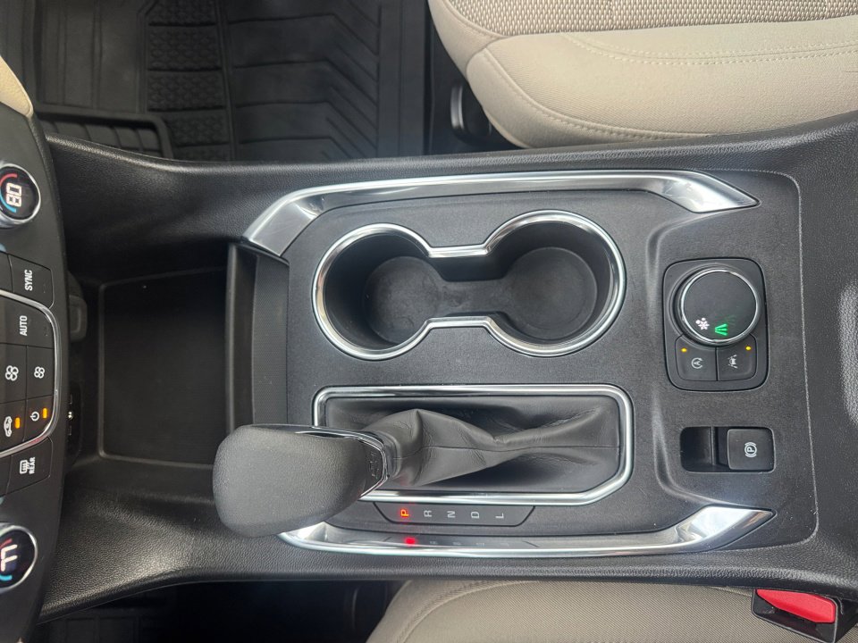 Used 2022 Chevrolet Traverse LS image 23