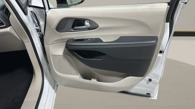 Used 2024 Chrysler Pacifica Touring-L FWD image 30