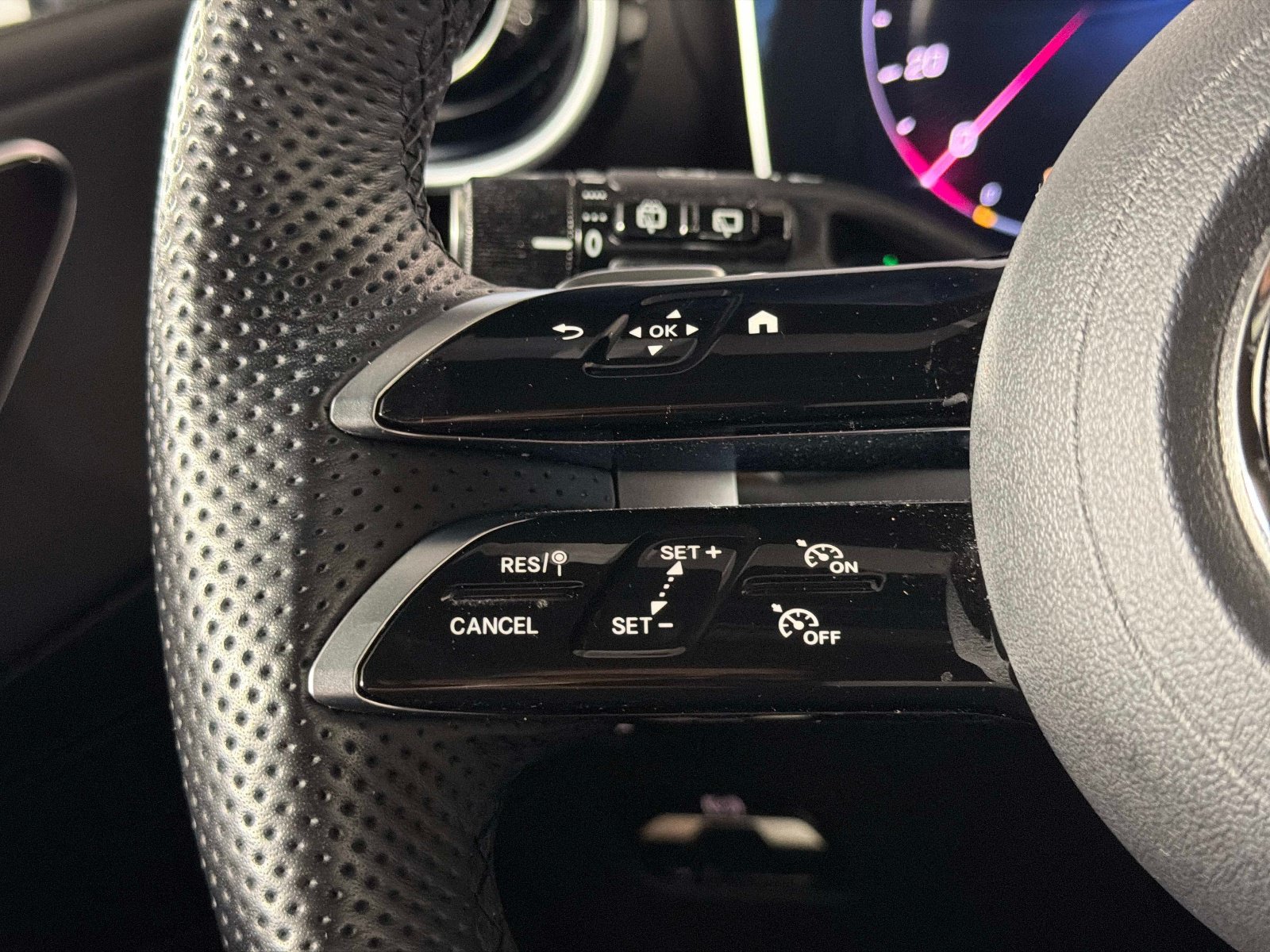 Used 2025 Mercedes-Benz GLC 300 4MATIC w/ AMG Line image 44