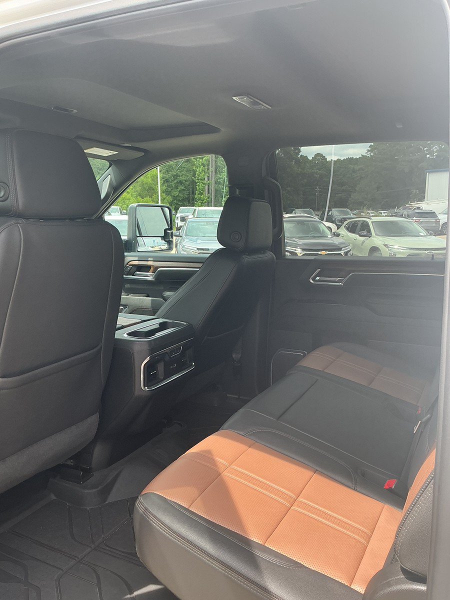Used 2024 Chevrolet Silverado 3500 High Country w/ High Country Premium Package AWD/4WD image 8