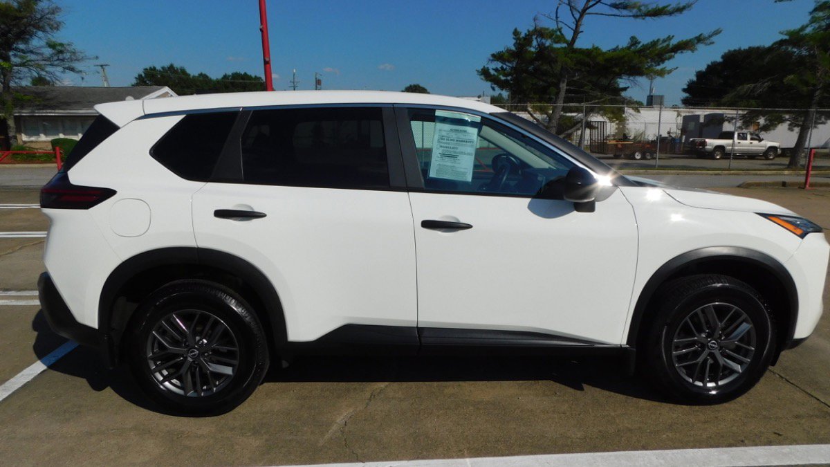 Used 2023 Nissan Rogue S image 2