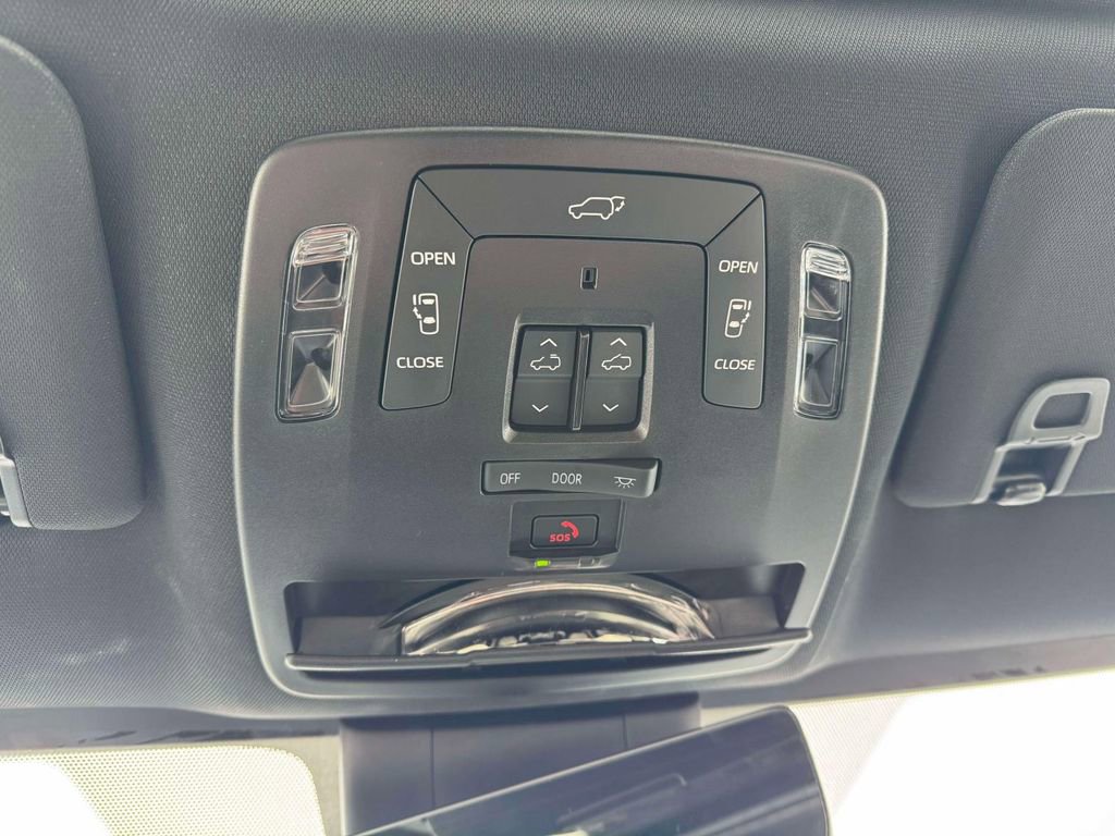Used 2025 Toyota Sienna Limited image 31