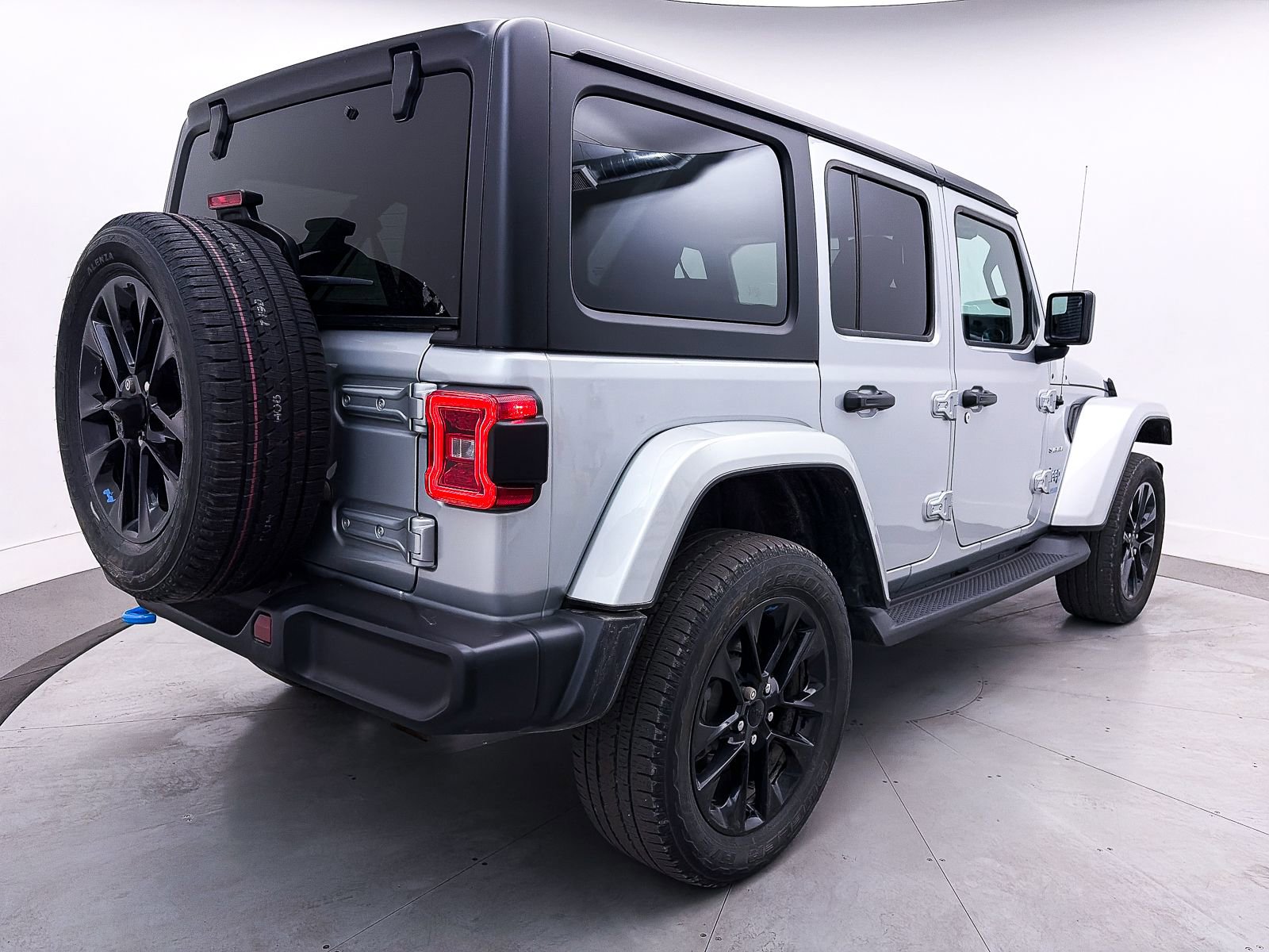 Used 2022 Jeep Wrangler Unlimited Sahara w/ Cold Weather Group image 15