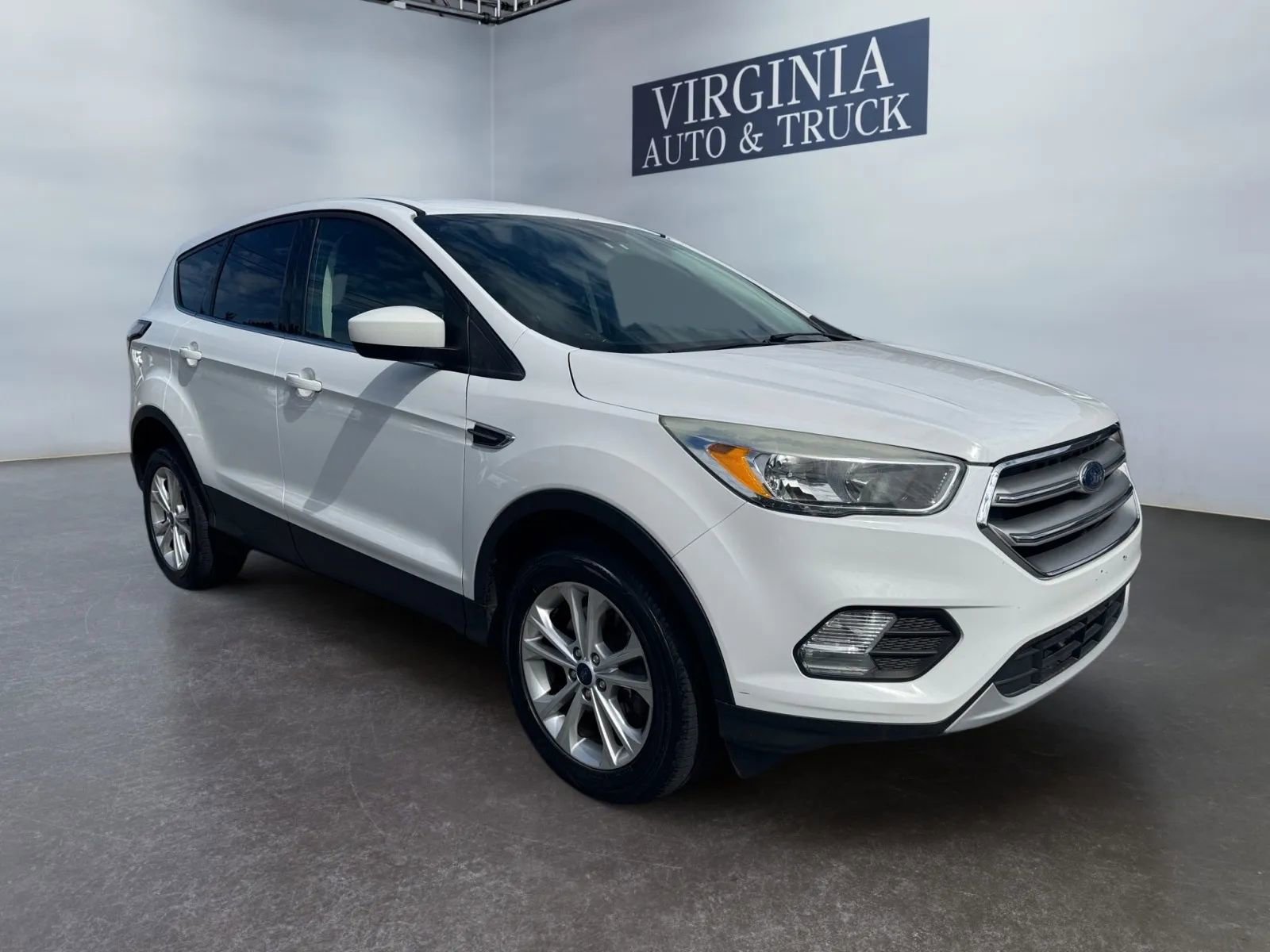 Used 2017 Ford Escape SE AWD/4WD image 2