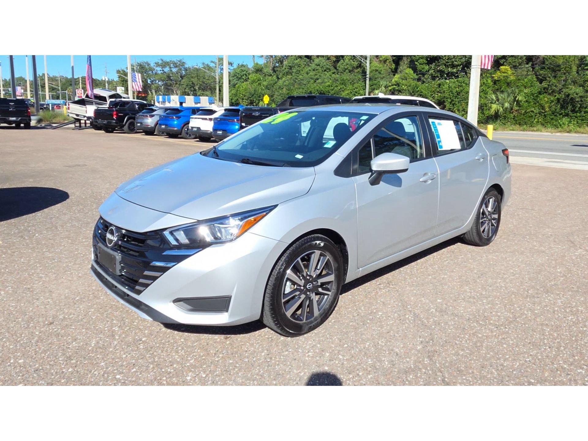 Used 2024 Nissan Versa SV FWD image 4