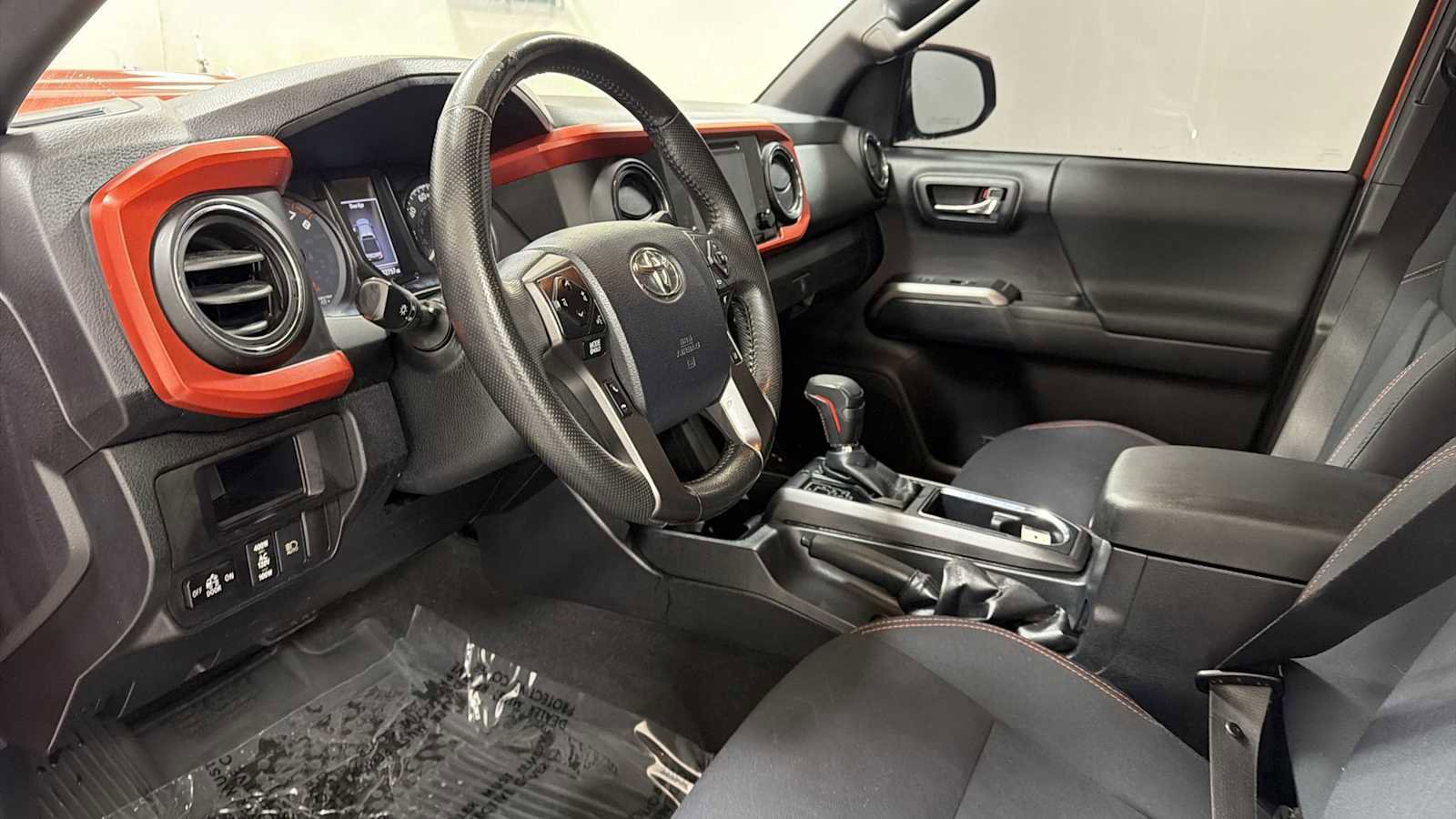 Used 2018 Toyota Tacoma TRD Sport image 12