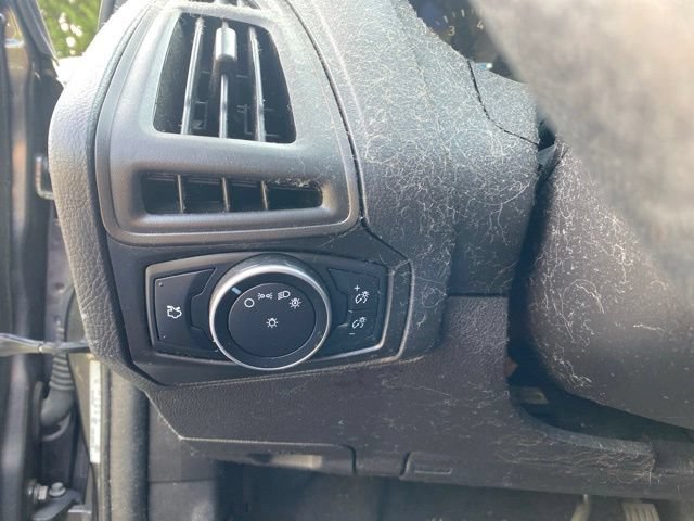 Used 2015 Ford Focus SE w/ SE Cold Weather Package FWD image 16
