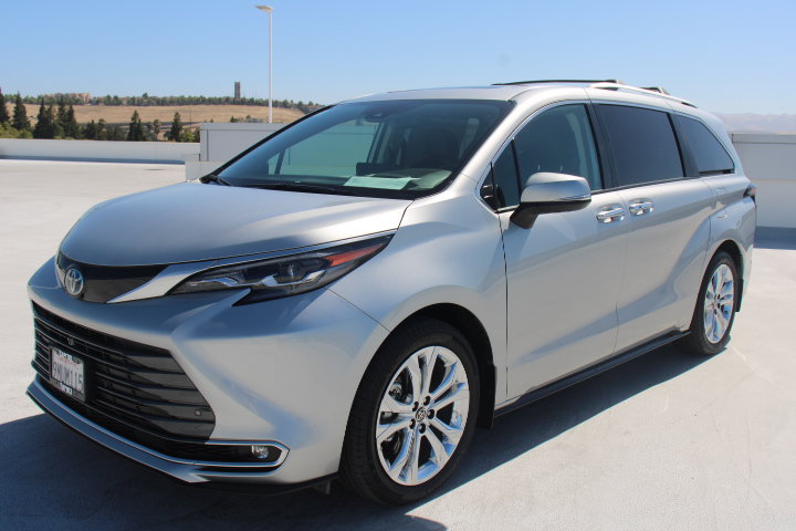 Certified 2024 Toyota Sienna Platinum FWD image 6