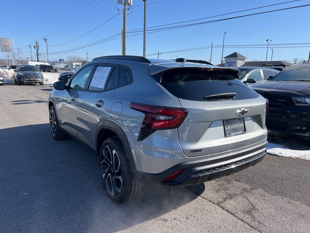 Used 2024 Chevrolet Trax RS w/ Sunroof Package image 3