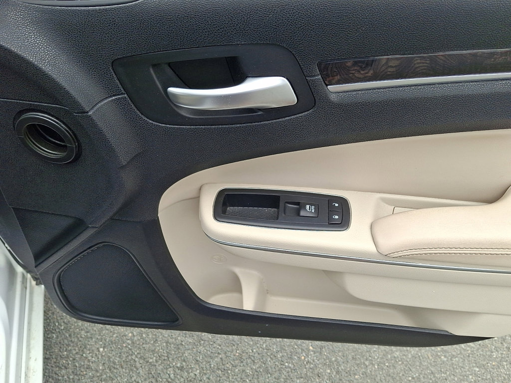 Used 2018 Chrysler 300 Limited image 10