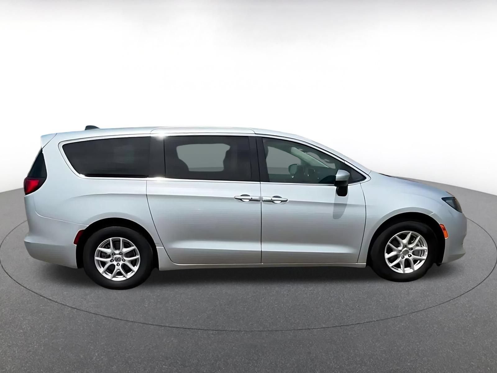 Used 2023 Chrysler Voyager LX FWD image 15