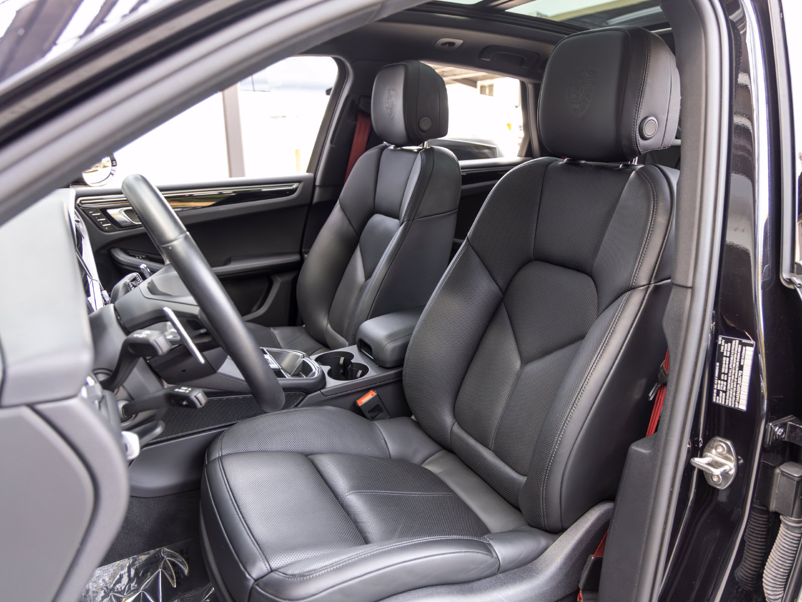 Certified 2023 Porsche Macan AWD/4WD image 5