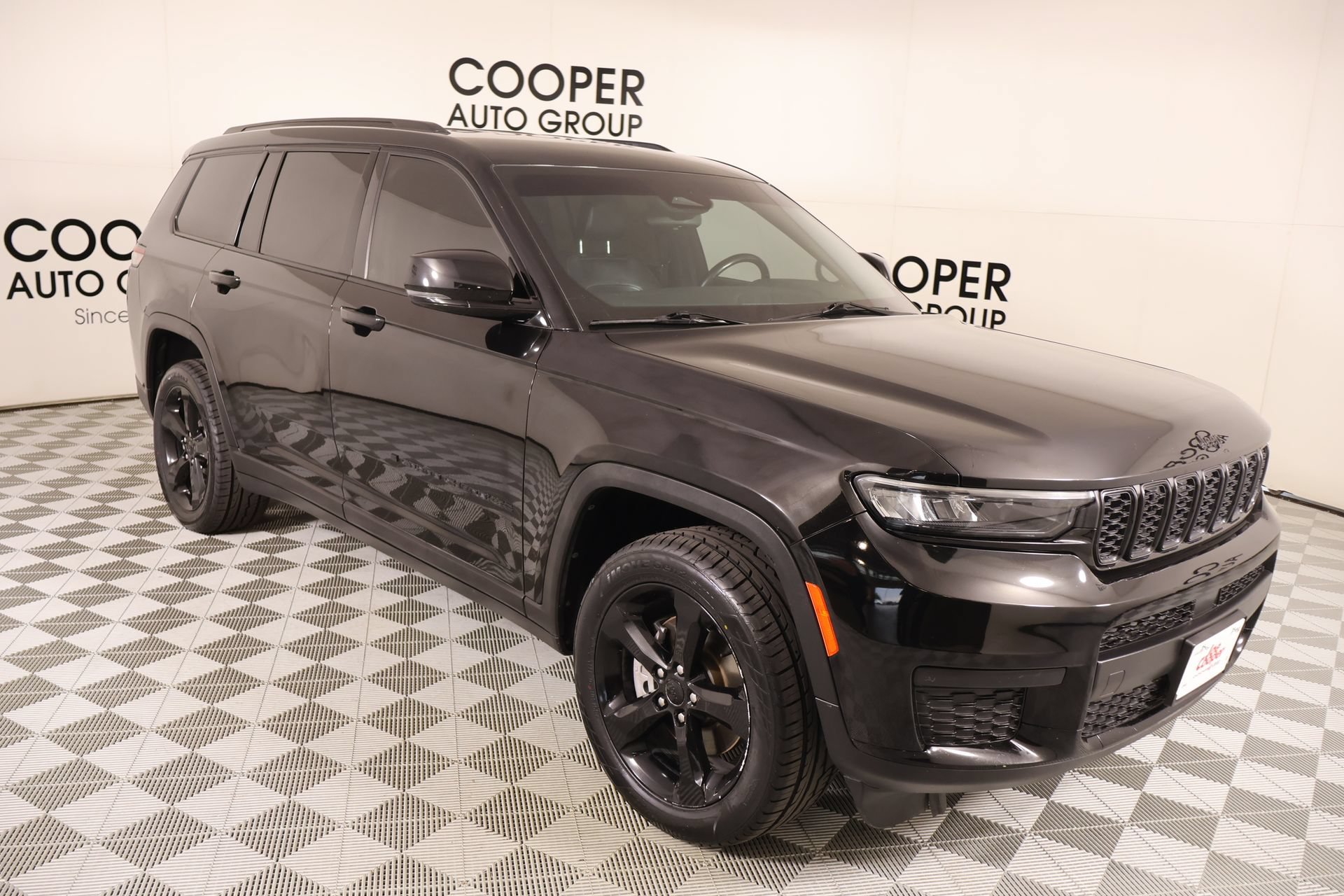 Used 2021 Jeep Grand Cherokee L Laredo RWD image 1