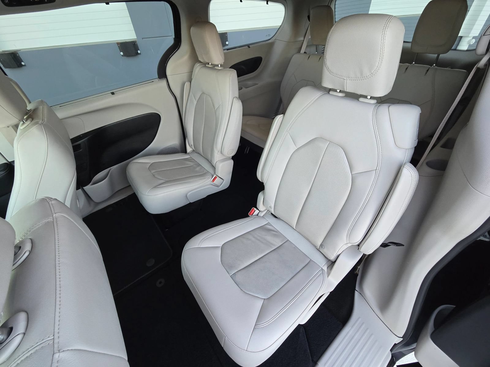 Used 2021 Chrysler Pacifica Touring-L w/ Premium & Safety Sphere Group AWD/4WD image 17