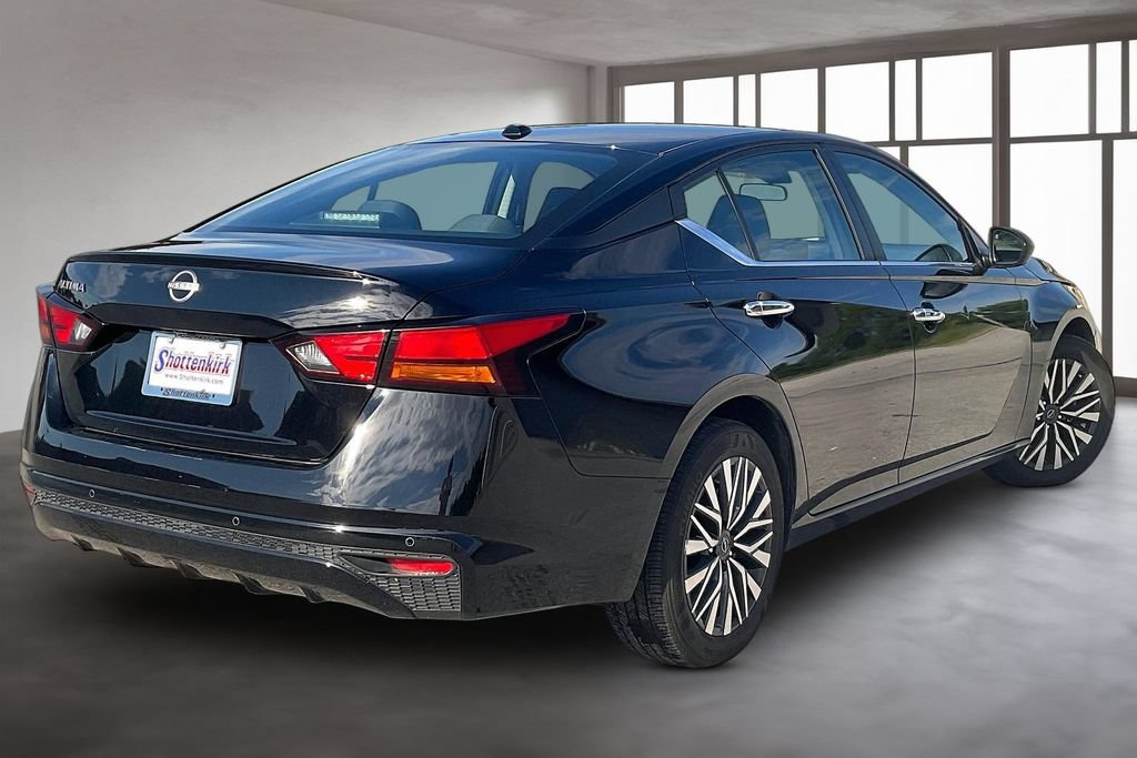 Used 2025 Nissan Altima 2.5 SV FWD image 6