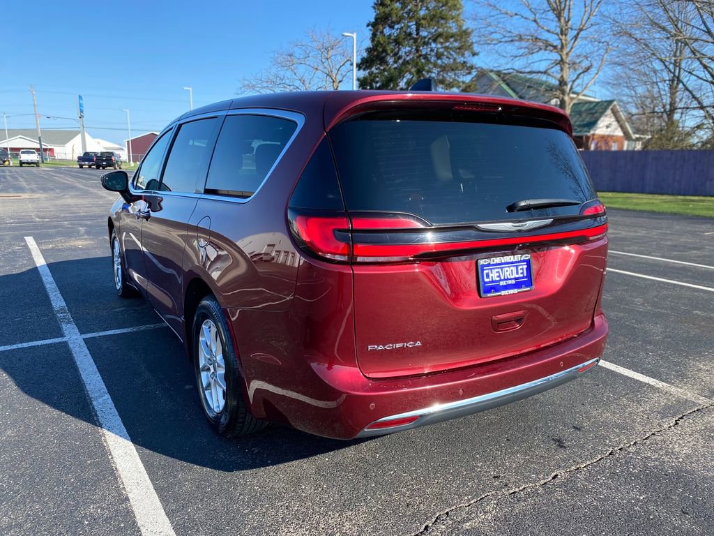 Used 2023 Chrysler Pacifica Touring-L FWD image 5