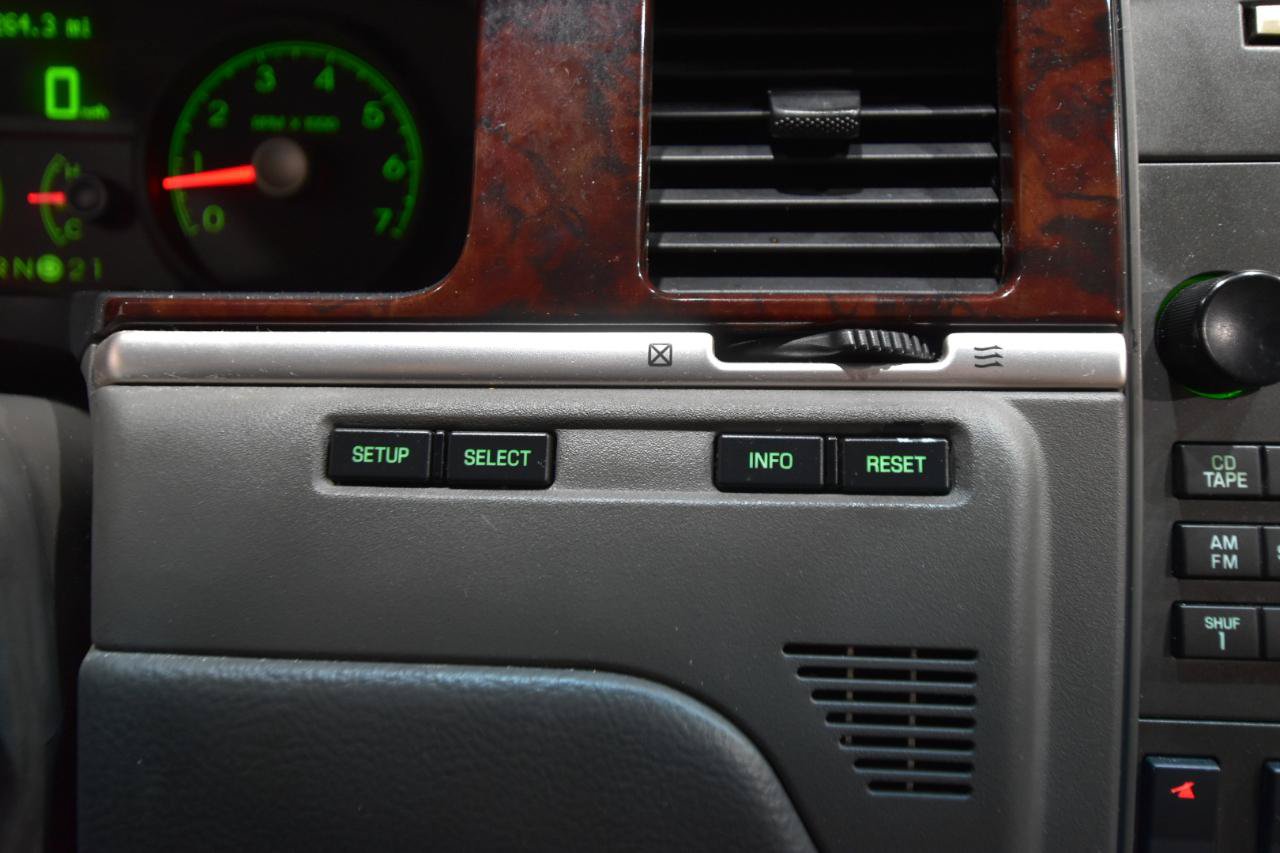 Used 2006 Lincoln Town Car Signature RWD image 19