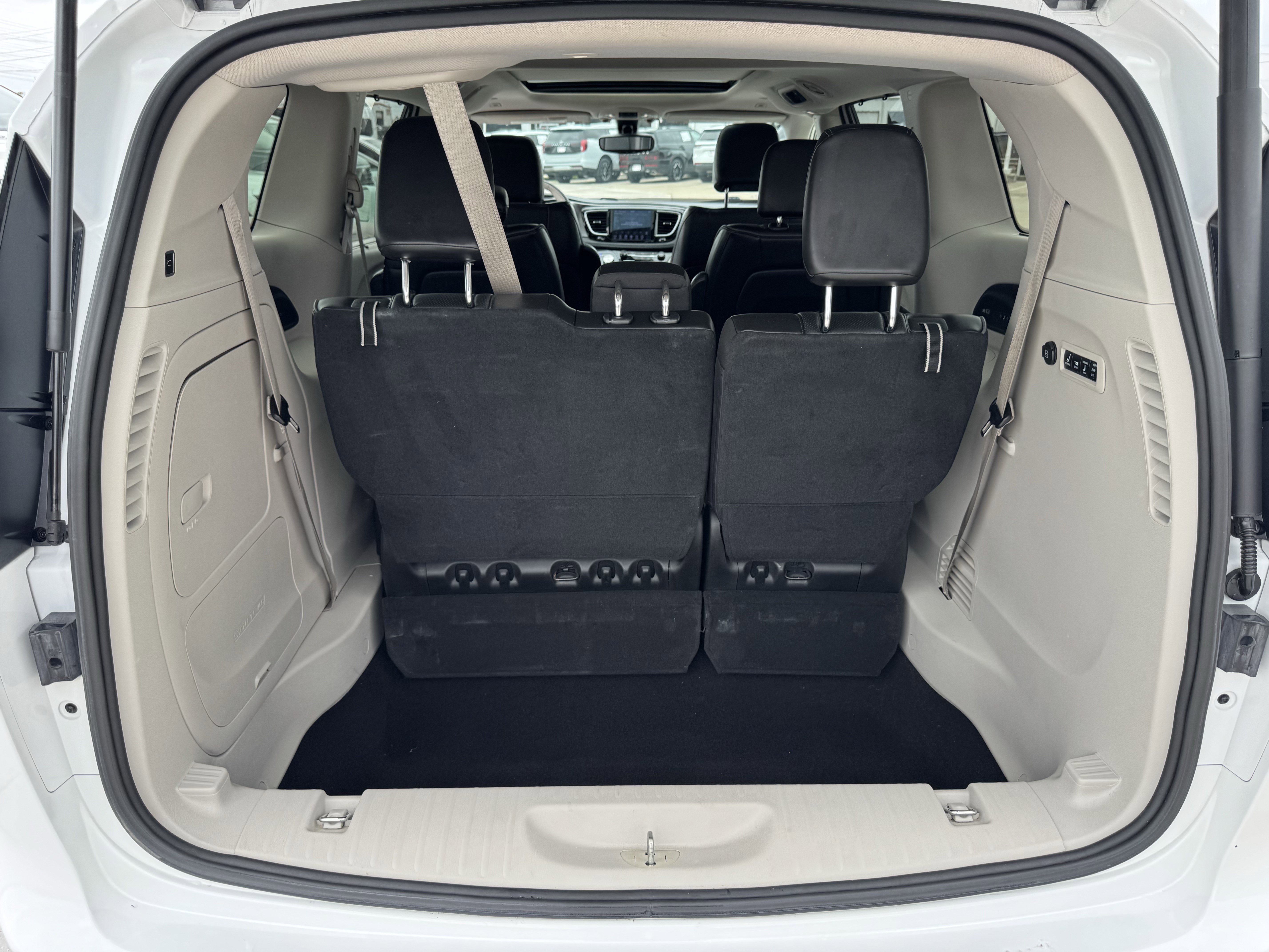Used 2018 Chrysler Pacifica Limited FWD image 31