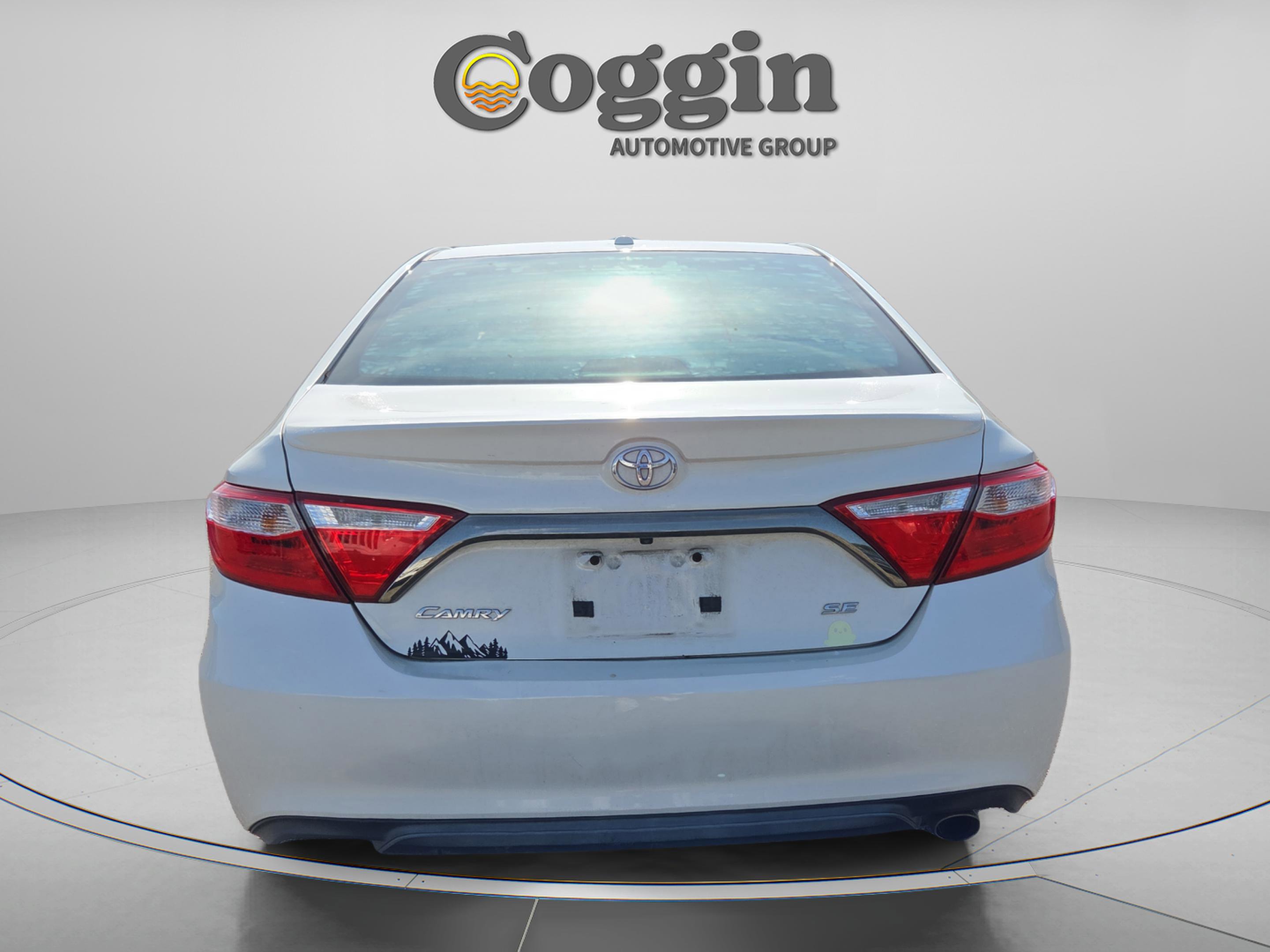 Used 2015 Toyota Camry SE w/ Moonroof Package FWD image 4
