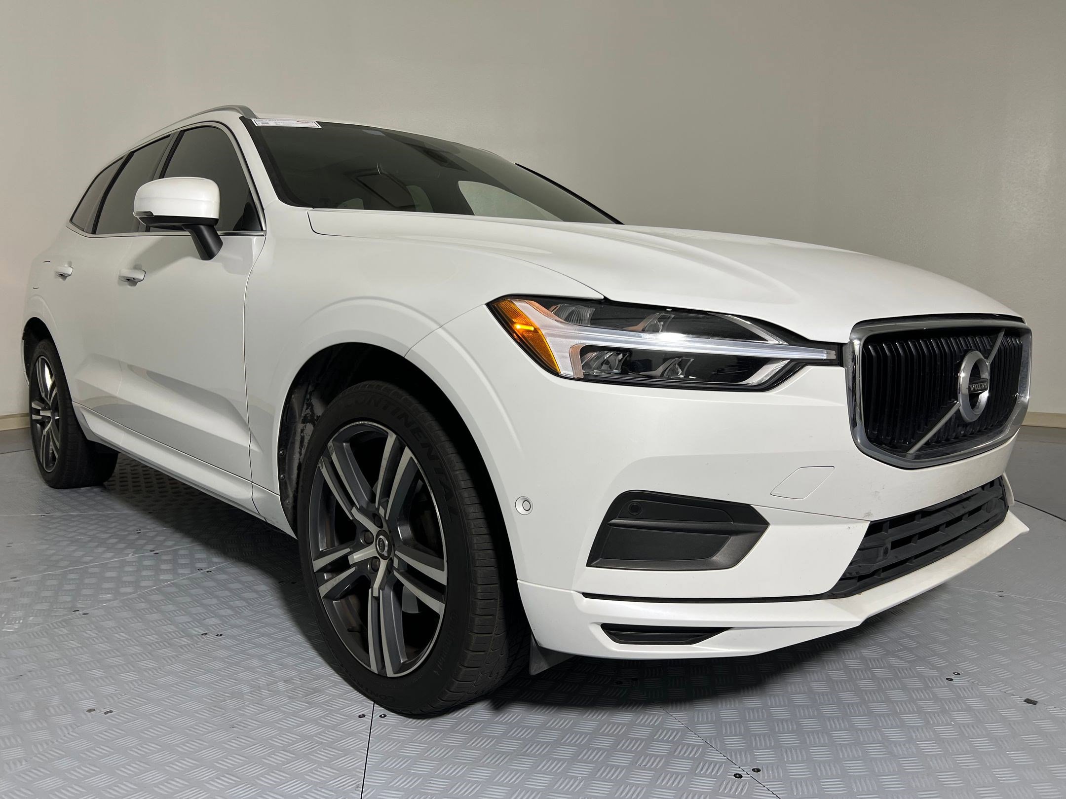 Used 2018 Volvo XC60 T5 Momentum w/ Vision Package image 6