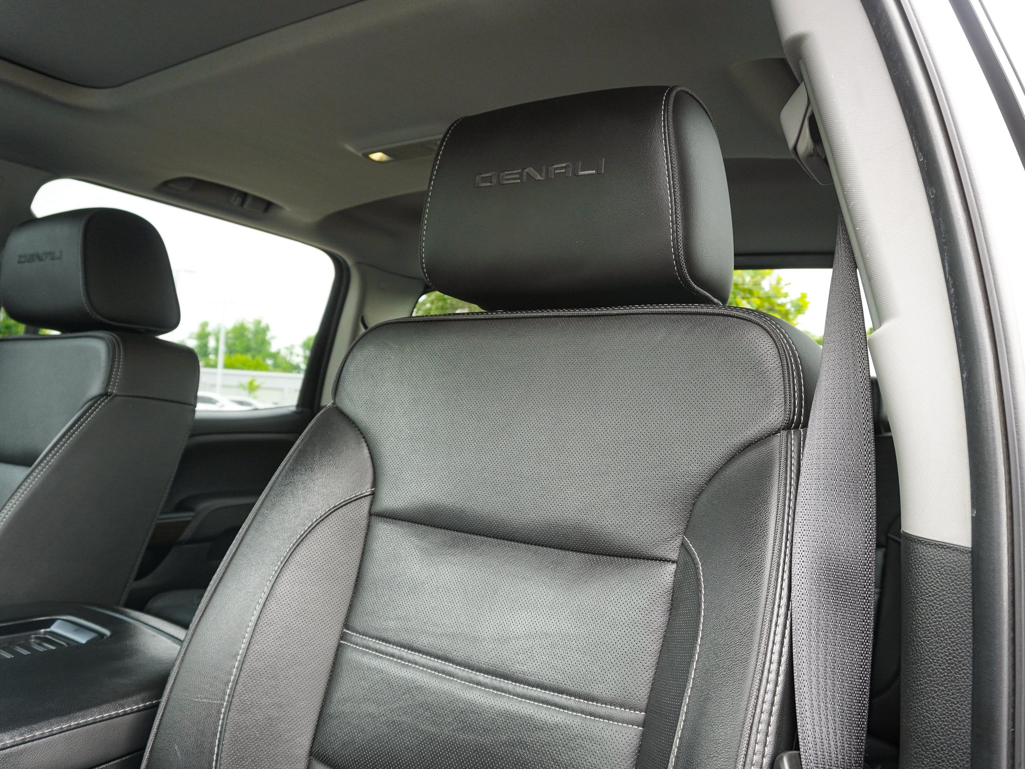Used 2019 GMC Sierra 2500 Denali w/ Duramax Plus Package AWD/4WD image 18