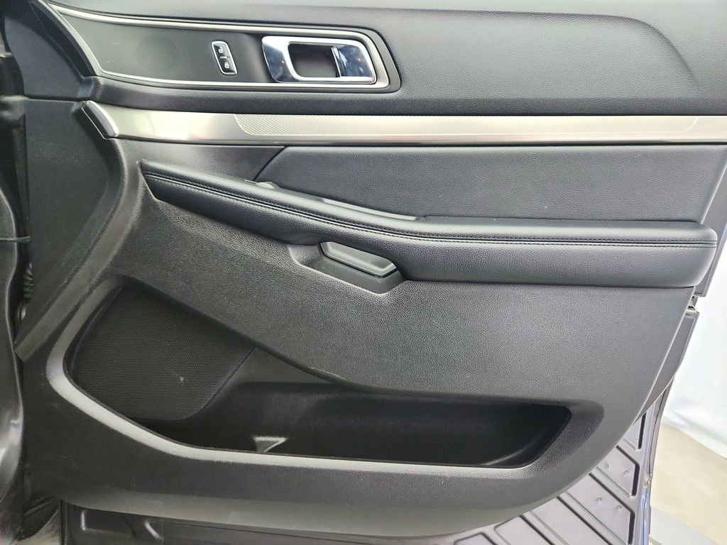 Used 2018 Ford Explorer XLT w/ Equipment Group 202A image 32