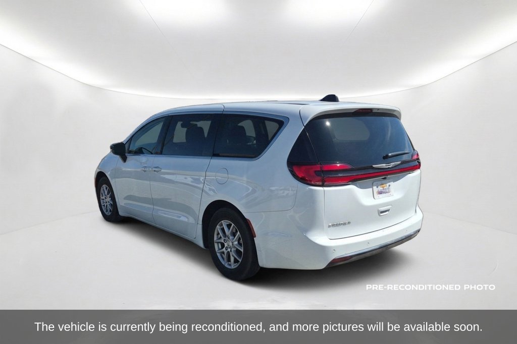 Used 2026 Chrysler Pacifica Select FWD image 8