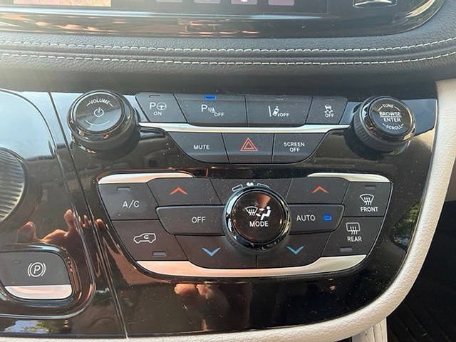Used 2023 Chrysler Pacifica Limited FWD image 17
